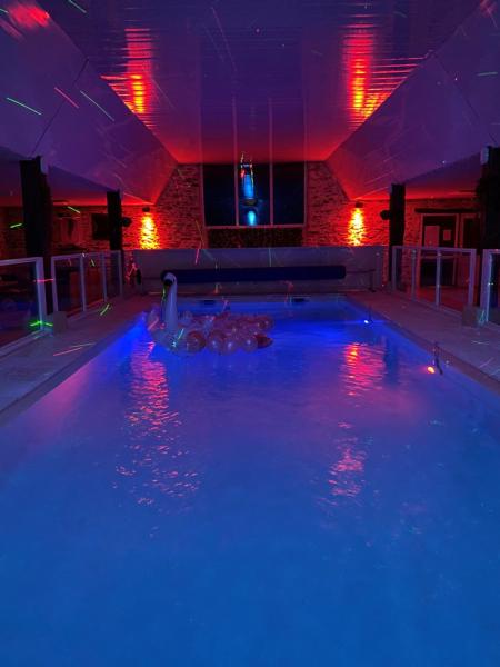 На фото показан объект Piscine Intérieur pour vos Fêtes privées, расположенный в городе Montbert.