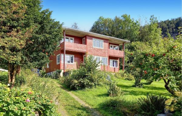 Nella foto è visibile l'oggetto Nice Home In Varaldsøy situato nella città di Våge.