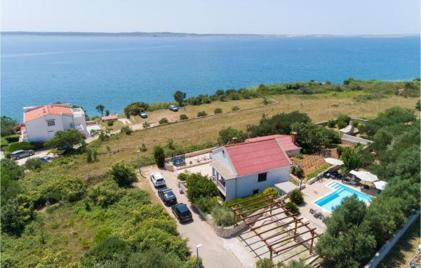 На фото показан объект Holiday Home Rtina 24, расположенный в городе Ртина.