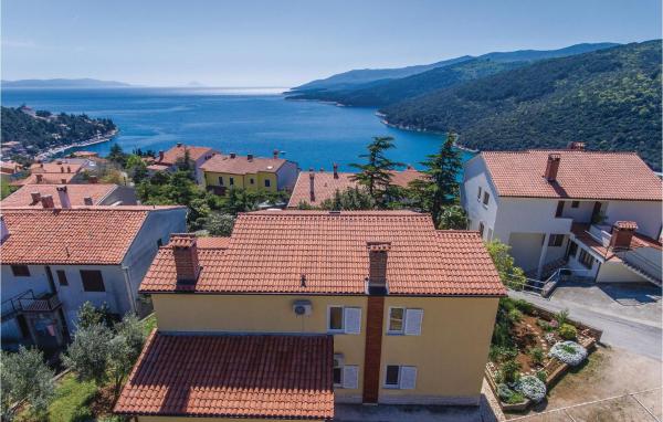 Op de foto is het object Amazing Apartment In Rabac With Wifi te zien, gelegen in de stad Raša.
