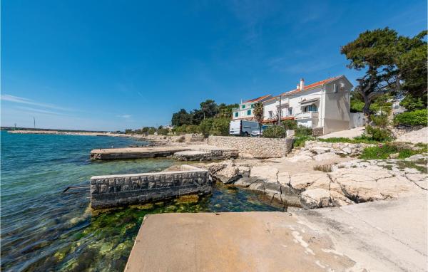 Na fotografii je vidět objekt Beach Front Apartment In Kosljun nacházející se ve městě Košljun.