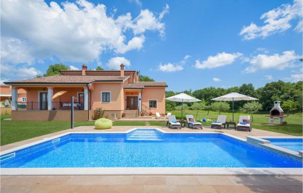 Nella foto è visibile l'oggetto Two-Bedroom Holiday Home In Tinjan situato nella città di Tinjan.
