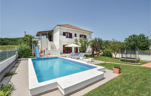 På billedet ses objektet Holiday Home Sinj With A Fireplace 417 beliggende i byen Turjaci.