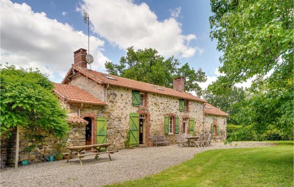 Nella foto è visibile l'oggetto Beautiful Home In Nieul Le Dolent With Wifi situato nella città di Nieul-le-Dolent.
