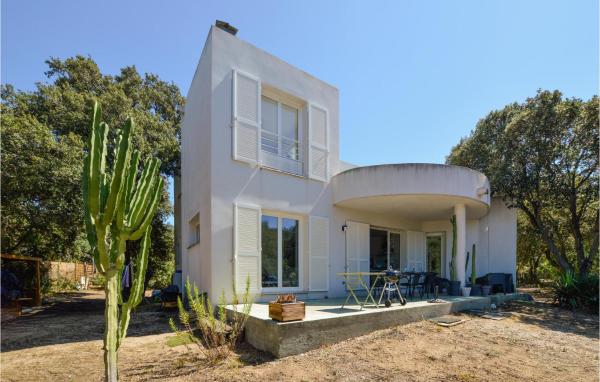 A la foto es mostra l'objecte Amazing Home In Pigna With Kitchen situat a la ciutat de Pigna.