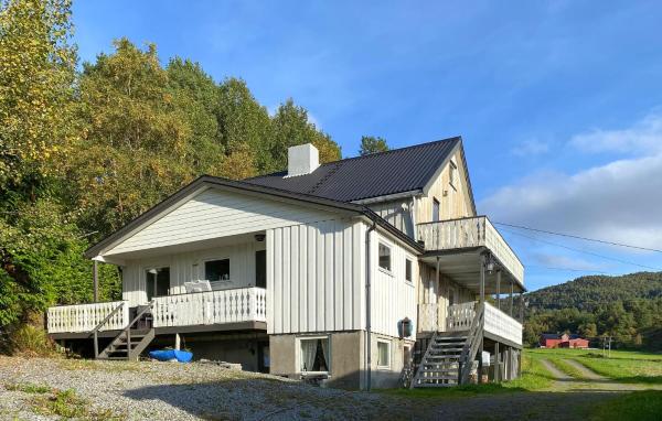 Na fotografii je vidět objekt Gorgeous Home In Øydegard With Wifi nacházející se ve městě Kvisvik.