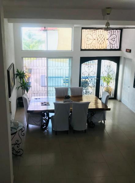 A la foto es mostra l'objecte Casa Limón del mar situat a la ciutat de Manzanillo.