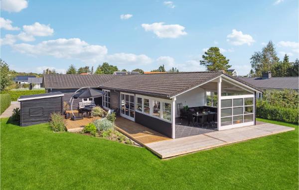 Na zdjęciu widoczny jest obiekt Holiday Home Børkop With Hot Tub Xiv położony w mieście Børkop.