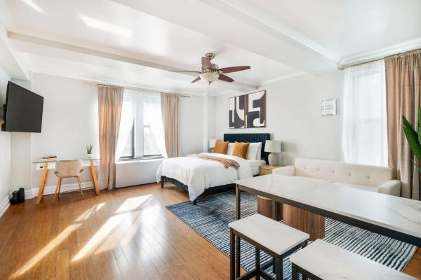 73-1120 New Studio UWS Doorman Gym, New York