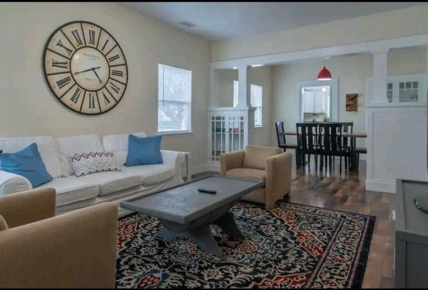 La photo montre l'objet Walking Distance To Downtown 2bd 2ba house in Paso Robles situé dans la ville de Oak Park.