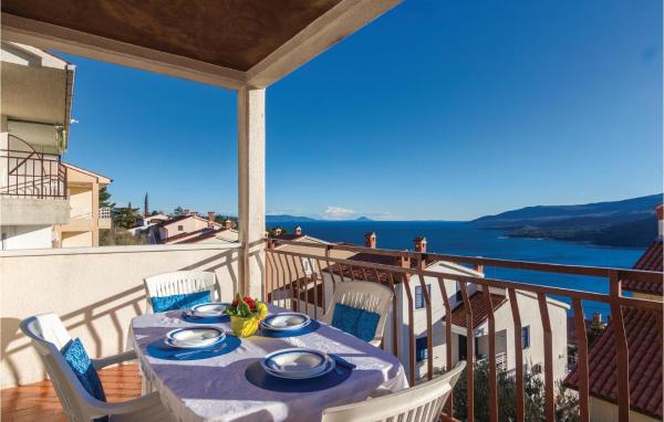 Na zdjęciu widoczny jest obiekt Cozy Apartment In Rabac With Wifi położony w mieście Rabac.