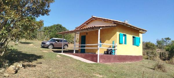 A la foto es mostra l'objecte Chalé em frente ao Paredão da Canastra situat a la ciutat de Serra da Canastra.