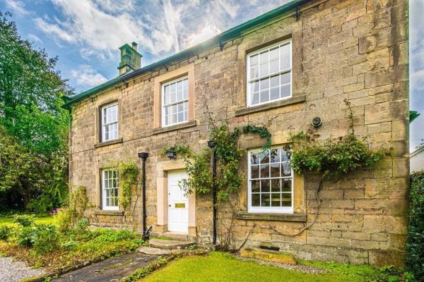 A la foto es mostra l'objecte Grade II Listed House near Chatsworth situat a la ciutat de Beeley.