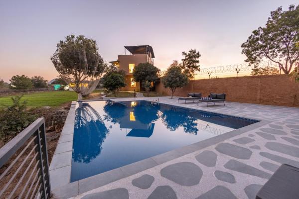 På bildet vises objektet ELIVAAS Cows & Cuddles 4 BHK with Pvt Pool and Garden som ligger i byen Debāri.