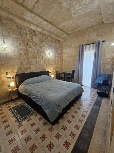 A la foto es mostra l'objecte Studio in a Charming Maltese town house situat a la ciutat de Qrendi.