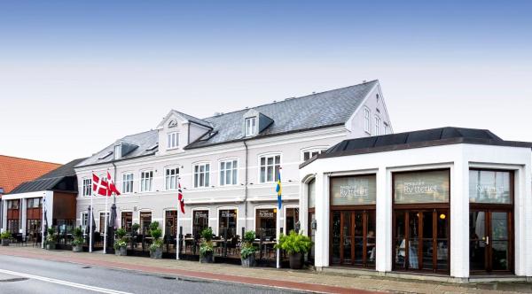 Na zdjęciu widoczny jest obiekt Hotel Birksø położony w mieście Ry.