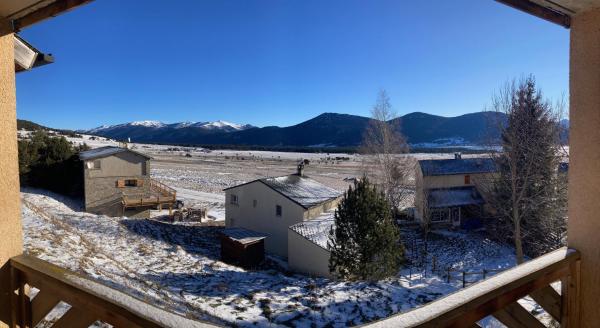 Na fotografii je vidět objekt appartement avec vue sur le lac et les montagnes nacházející se ve městě Les Angles.