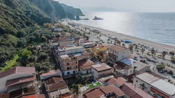 Na zdjęciu widoczny jest obiekt Appartamento con vista spiaggia położony w mieście Palmi.