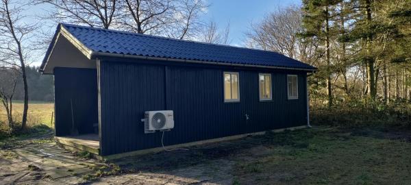 A la foto es mostra l'objecte Hyggeligt lille sommerhus situat a la ciutat de Jelling.
