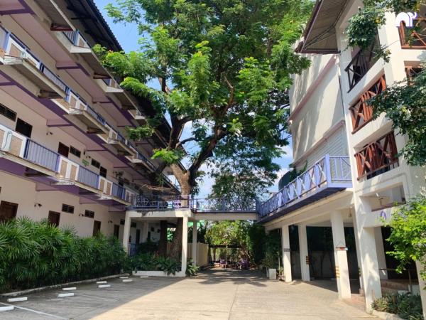 На фото показан объект โรงแรมบ้านแก้ว เรือนขวัญ, расположенный в городе Ban Dong Bang.