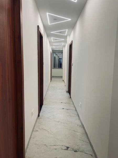 Na zdjęciu widoczny jest obiekt Hotel Kalyan położony w mieście Barwāh.
