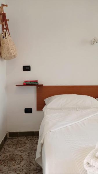 A la foto es mostra l'objecte Le Radici - Monolocale Relax con Loggia situat a la ciutat de Ischia.