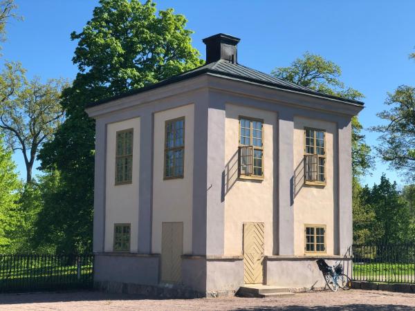 Na zdjęciu widoczny jest obiekt Salsta slotts paviljong położony w mieście Björklinge.