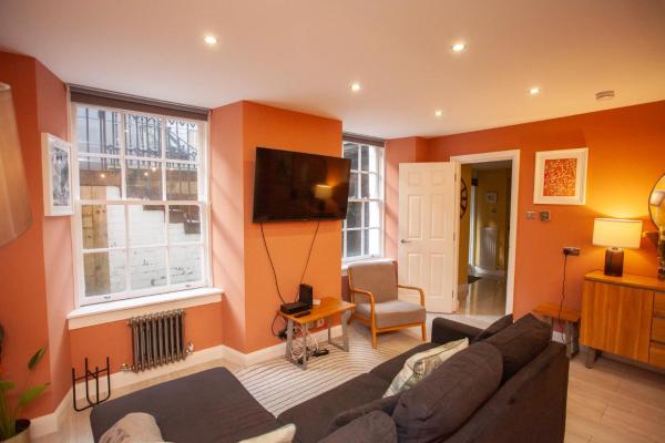 Beautiful 2 Bed Flat with a Private Terrace, Glasgow