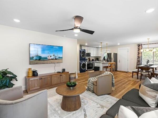 A la foto es mostra l'objecte Modern Retreat Chic Living 5 min from DT Durham situat a la ciutat de Durham.