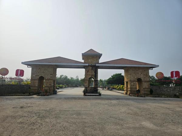 På billedet ses objektet Lords Hrim Akshara Resort beliggende i byen Bāsar.