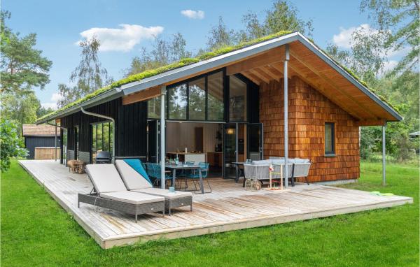 Na fotografii je vidět objekt Gorgeous Home In Højby With Sauna nacházející se ve městě Højby.