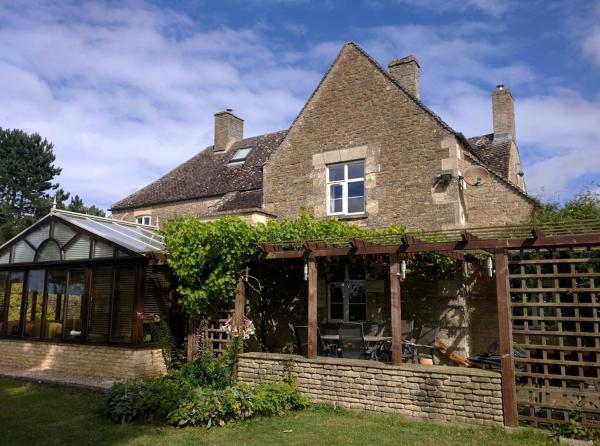 Auf dem Foto ist das Objekt Beautiful Cotswold Farmhouse set in 50 acres in der Stadt Lechlade zu sehen.