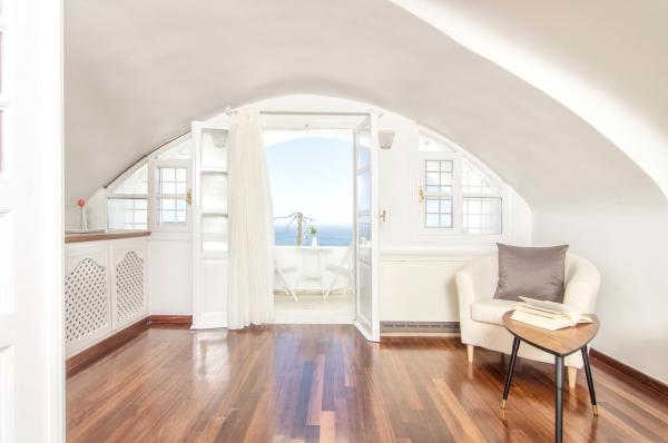 A la foto es mostra l'objecte Villa Erofili situat a la ciutat de Fira.