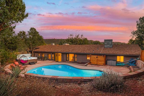 A la foto es mostra l'objecte Centrally Located with Pool, Hot Tub, & Firepit situat a la ciutat de Sedona.
