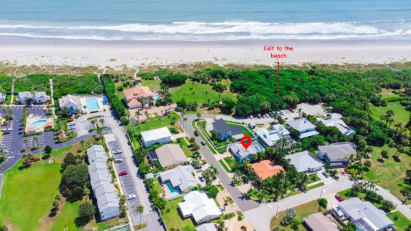 Atlantic Ocean Home ,1 Minute Walk To The Beach - Cape Canaveral, FL