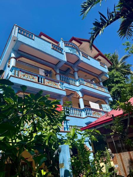Na fotografii je vidět objekt Ocean Breeze Inn nacházející se ve městě Boracay.