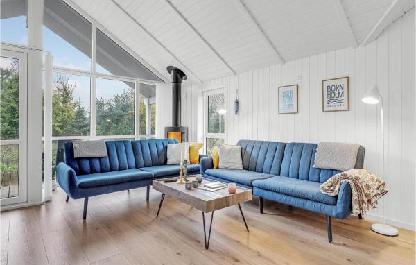 På billedet ses objektet Cozy Home In Nexø With Kitchen beliggende i byen Neksø.