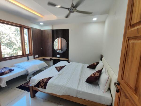 Na foto é possível ver o objeto Hotel Greenland Inn Hampi localizado na cidade de Sandūr.