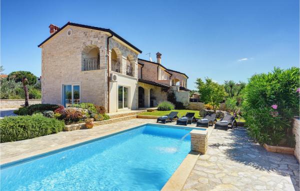 A la foto es mostra l'objecte Villa Macun situat a la ciutat de Rovinj.