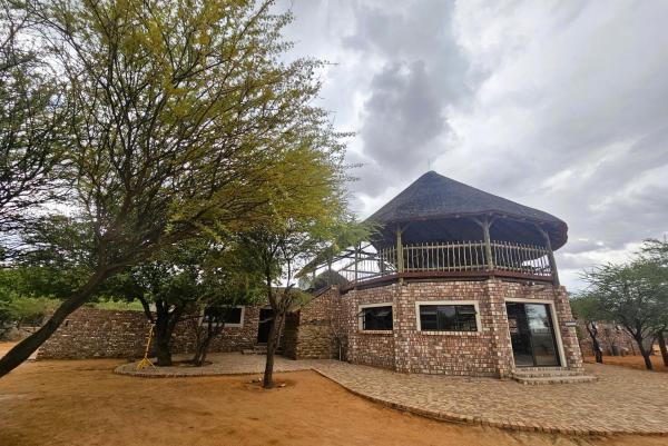 A la foto es mostra l'objecte Kaoko Bush Lodge situat a la ciutat de Kamanjab.