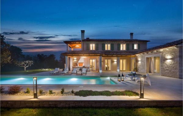 A la foto es mostra l'objecte Villa Ovi situat a la ciutat de Rapavel.