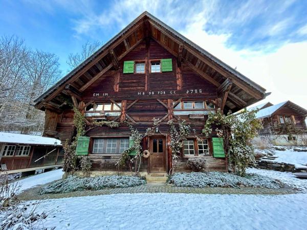 Na zdjęciu widoczny jest obiekt Rougemont Hideaway chalet by the river położony w mieście Rougemont.