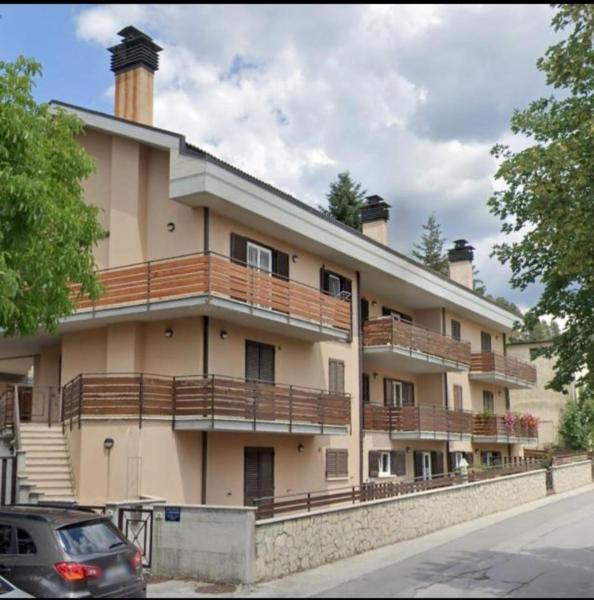 På billedet ses objektet Residenza Roncuzzi beliggende i byen Pescasseroli.