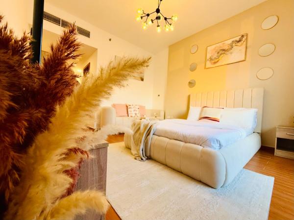 A la foto es mostra l'objecte Aesthetically Designed Lavish Apt, Near Marina situat a la ciutat de Dubai.