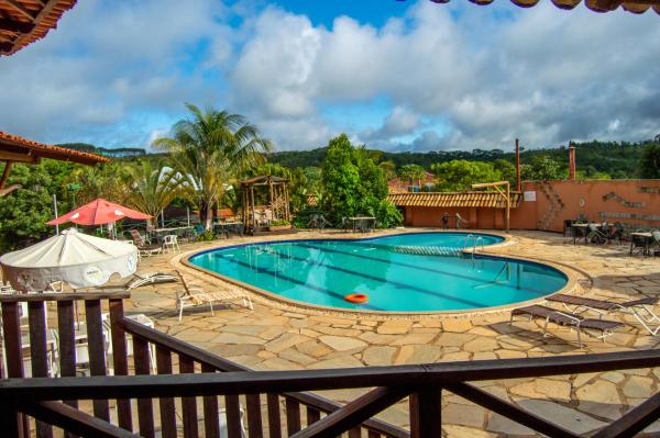 The photo shows the Vila Velluti Hotel located in the city of Samambaia.