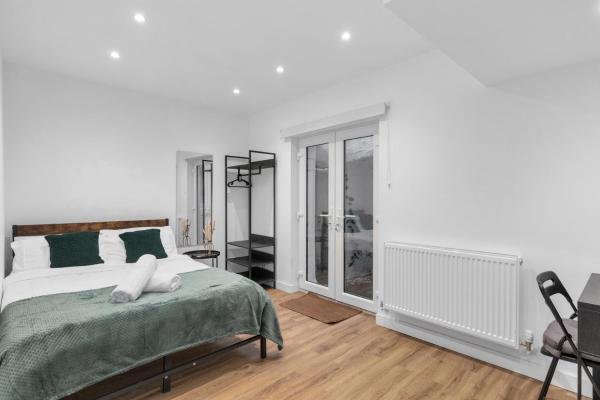 Kensington Home with Private Bathroom & Garden, London