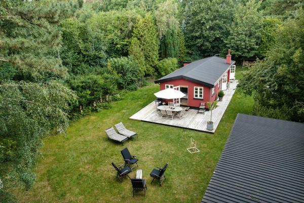 A la foto es mostra l'objecte Romantic Cottage Amidst Tall Woodland Trees situat a la ciutat de Rørvig.