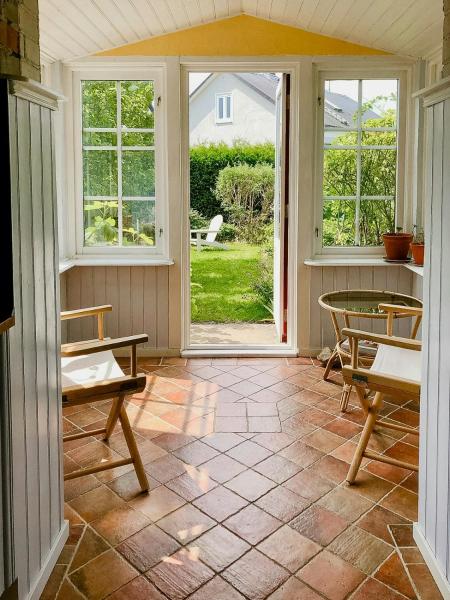 A la foto es mostra l'objecte Charming Scania Street House With Idyllic Garden situat a la ciutat de Borrby.