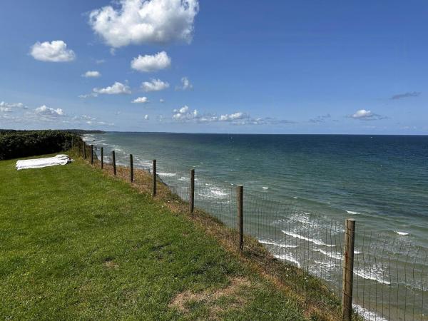 A la foto es mostra l'objecte Wooden House With Panoramic View Over Kattegat situat a la ciutat de Hundested.