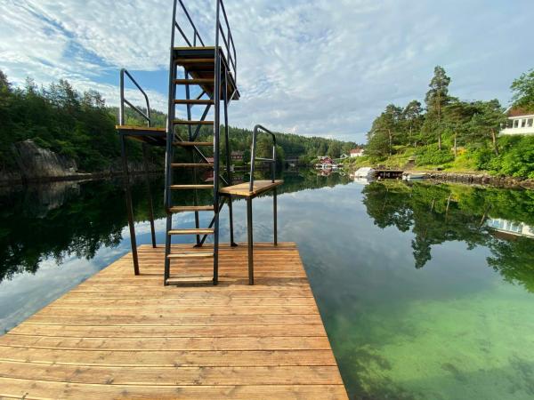 Na fotografii je vidět objekt Seaside Cabin In Tvedestrand With Balcony nacházející se ve městě Staubø.